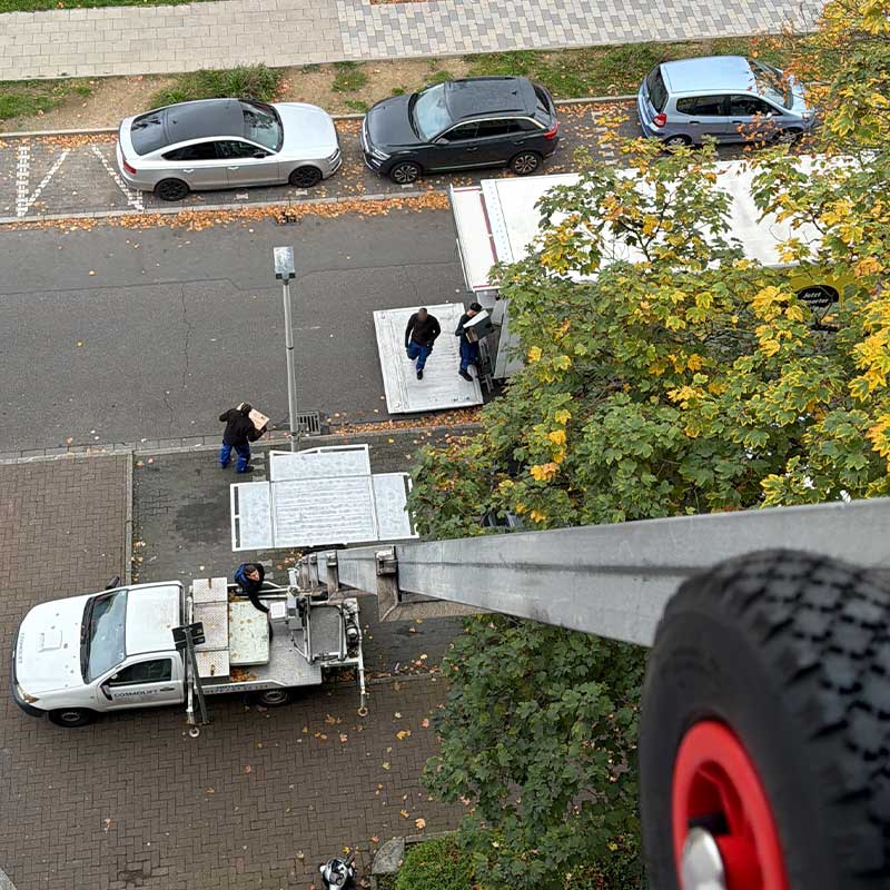 Möbelaufzug beim Transport von Umzugsgut aus einem Mehrfamilienhaus