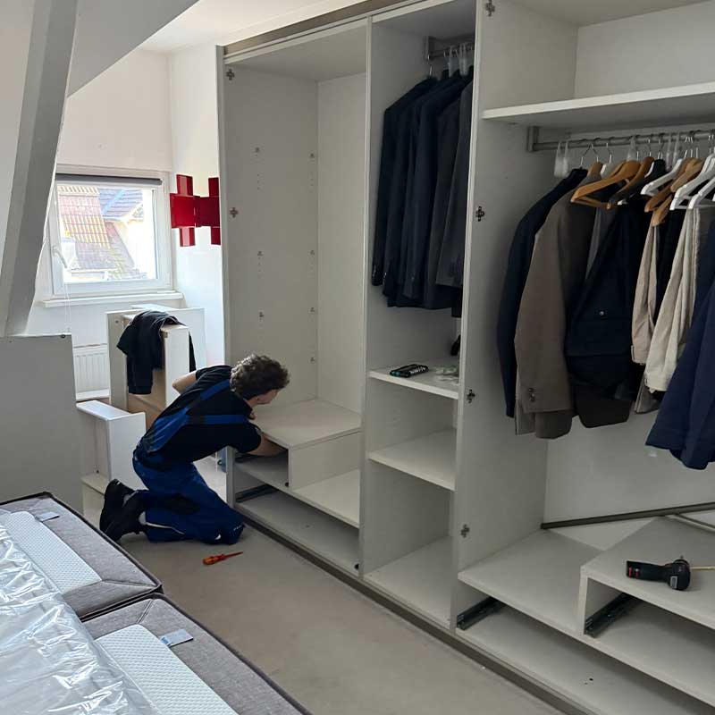 Möbelmontage eines Kleiderschranks nach einem Umzug in eine neue Wohnung