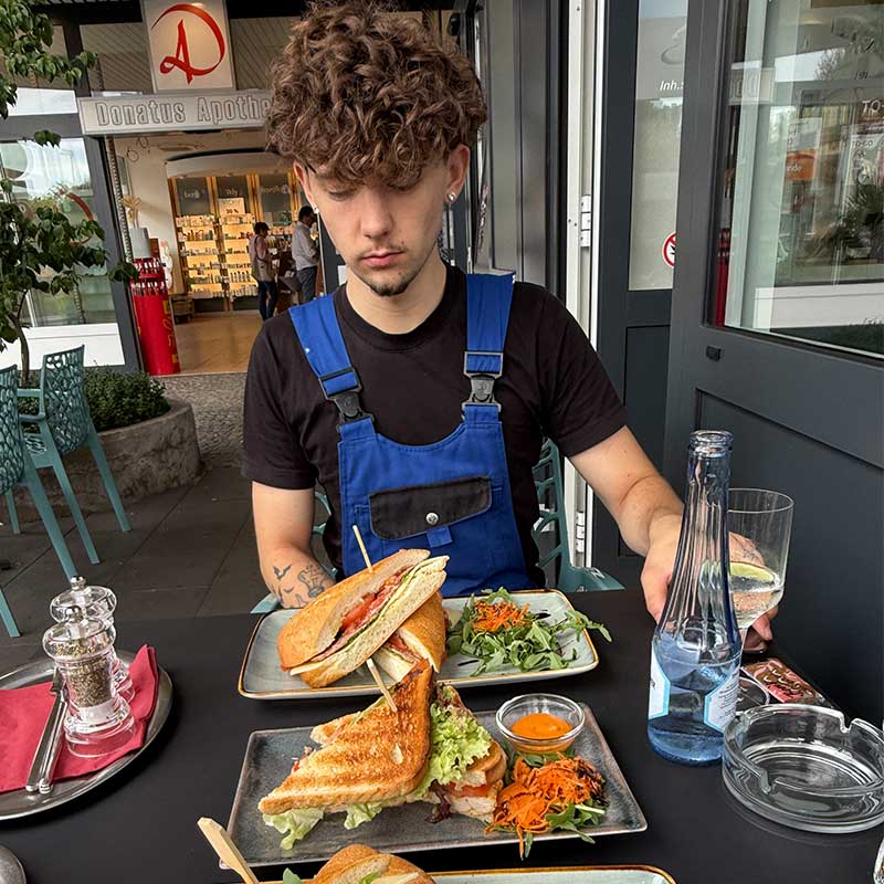 Umzugshelfer macht Mittagspause während eines Umzugs in Düren