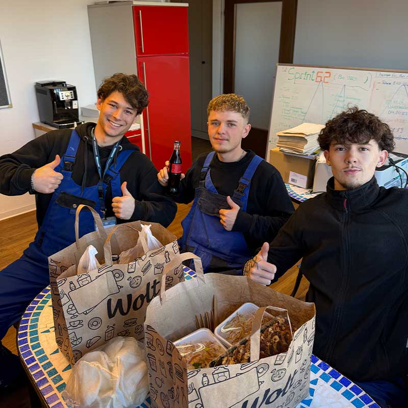 Umzugshelfer machen eine Pause während eines Arbeitstags beim Umzug