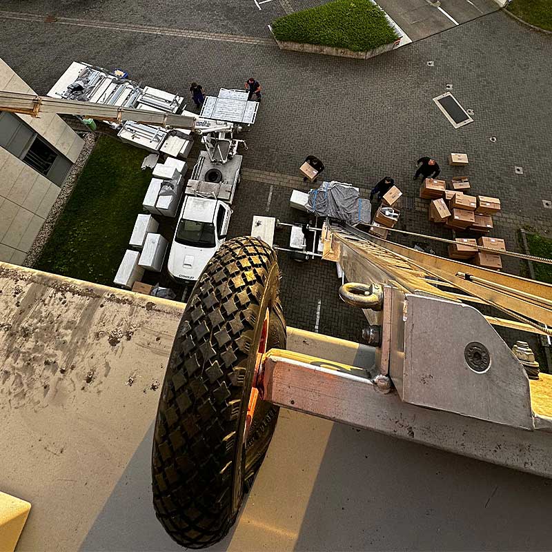 Möbelaufzug und Möbelpacker beim Transport von Möbeln und Kartons in Düsseldorf