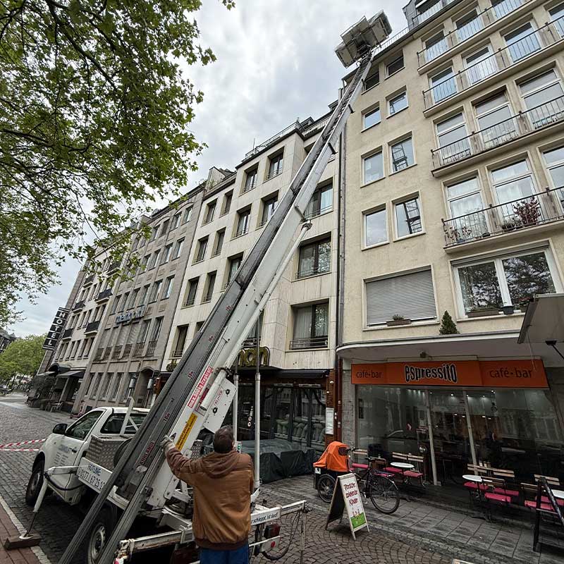 Möbelaufzug vor einem Mehrfamilienhaus beim Transport von Umzugsgut