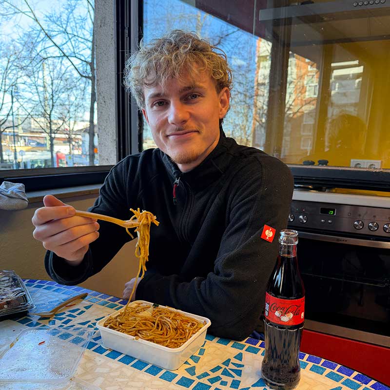 Umzugshelfer macht Pause während eines Umzugs in Neuss