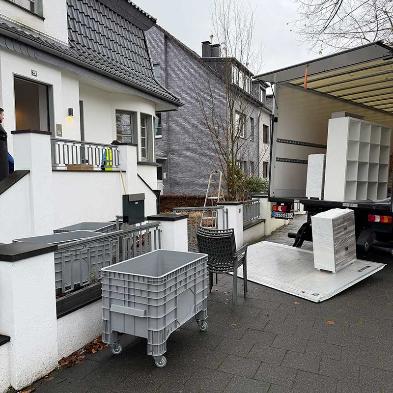 Möbeltransport bei einem Seniorenumzug in eine barrierefreie Wohnung