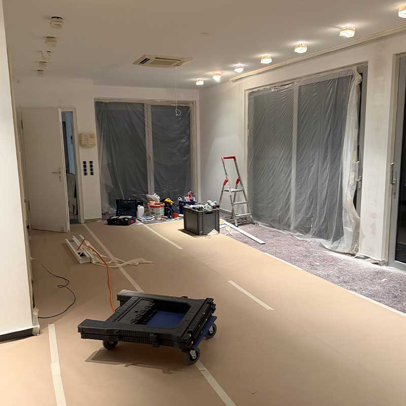 Abgedeckte Räume und Schutzmaterialien während Renovierungs- und Umzugsarbeiten.