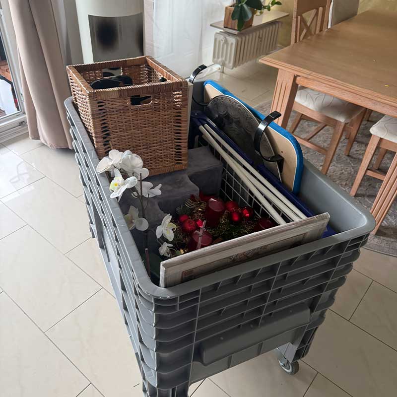 Transportbox mit Haushaltsgegenständen und Dekoration bei einem Umzug in Leverkusen