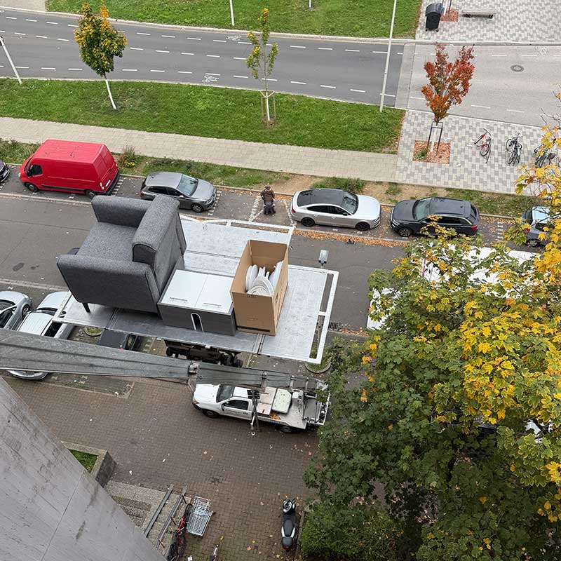Möbelaufzug transportiert Möbel und Einrichtung aus einer oberen Etage beim Umzug